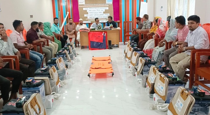 কুড়িগ্রামে দুর্যোগ মোকাবিলায় প্রশিক্ষিত স্বেচ্ছাসেবকদের মাঝে উদ্ধার উপকরণ বিতরণ